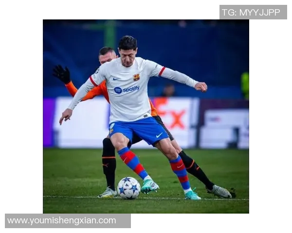 莱万在欧冠赛场火力全开10场比赛打入12球稳居射手榜首